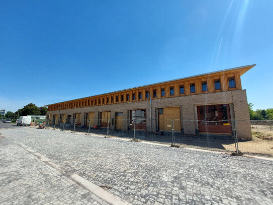 Erstbezug einer neu errichteten Hallenfläche im historischen Dorfkern von Berlin-Hellersdorf