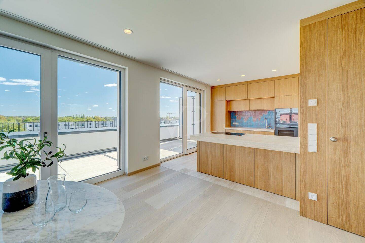 Erstbezug im Neubau: Design-Penthouse mit Dachgarten und maßgefertigtem Interior - Foto 1
