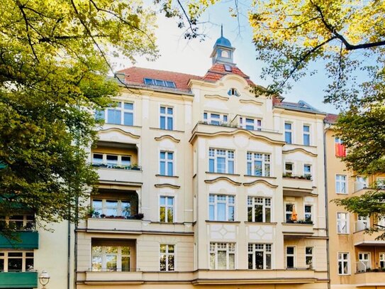 Befristet: Möblierte Altbauwohnung mit Balkon und Kamin in Charlottenburg