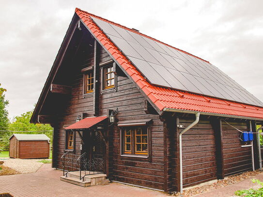 Modernes Holz-Blockbohlenhaus mit großem Grundstück (ehem. Gärtnerei)