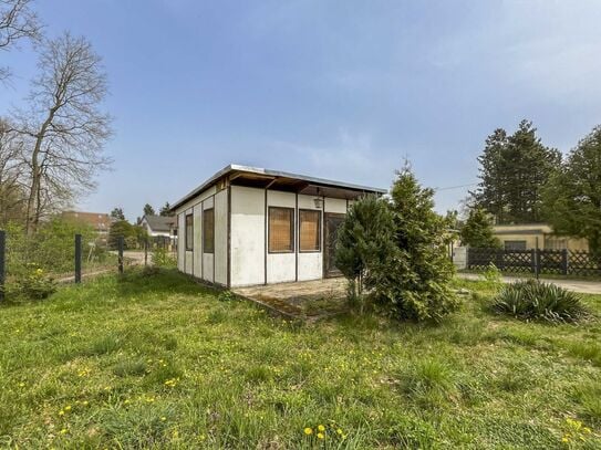 Schönes, voll erschlossenes Bauland mit gestaltungsbedürftigem Bungalow in beschaulicher Lage