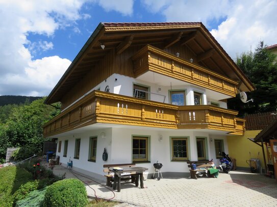 Zweifamilien-Landhaus mit Einliegerwohnung in absolut ruhiger Höhenlage mit Ausblick in Bodenmais