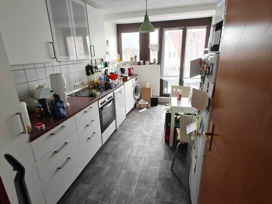 Helle und kuschelige 3,5 Zimmer Wohnung mit Balkon und Stellplatz im Herzen von Feucht / 2. OG rechts