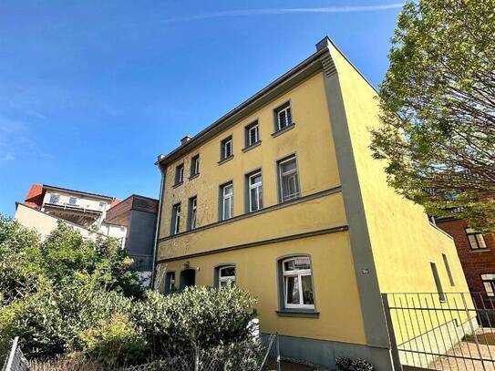 Stylische 2 Raum Wohnung im Dachgeschoss mit Wohnküche, Balkon & PKW Stellplatz
