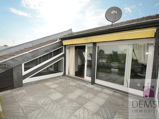 Düsseldorf-Oberkassel! Charmante Altbauwohnung mit Balkon, großer Dachterrasse und zwei Kaminen!