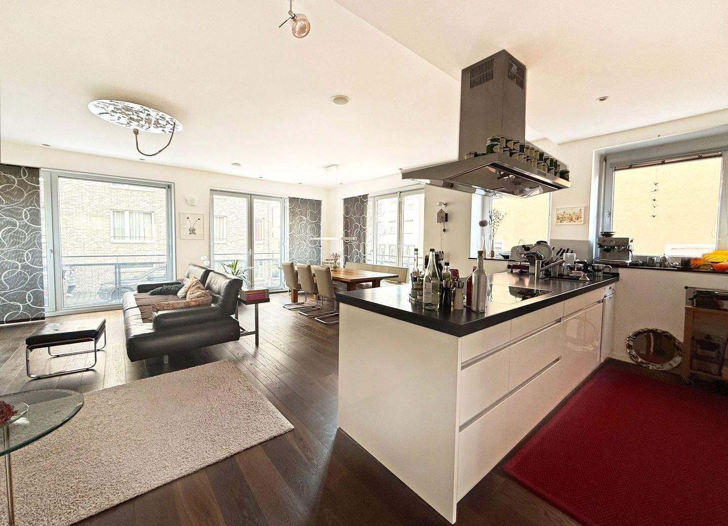 Komfortable 4-Zimmer-Wohnung mit Terrasse, Aufzug sowie bis zu 3 Stellplätzen