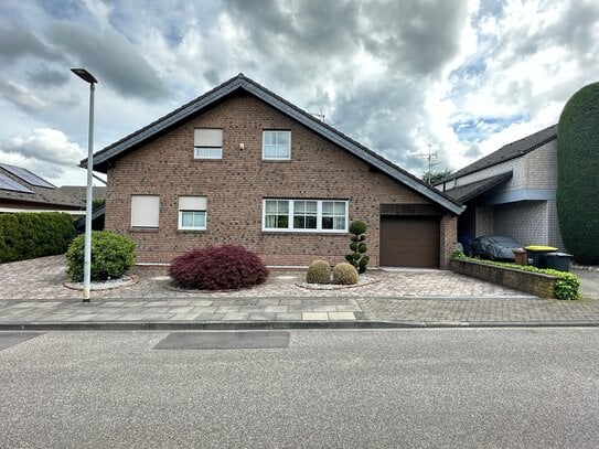 Freistehendes Einfamilienhaus mit Pool und Photovoltaik in ruhiger, zentraler Lage