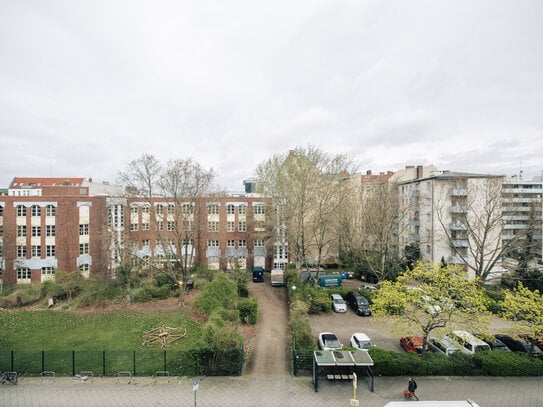 Ein Kiez für Genießer - freie 2-Zi.-Wohnung mit Balkon in 50er-Jahre Bau in Schöneberg