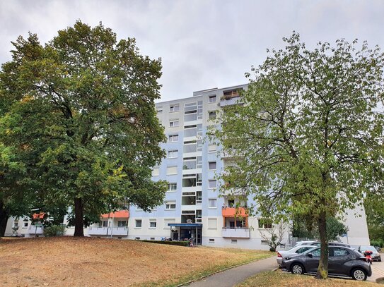 FREIBURG - Gut geschnittene 2-Zimmer-Wohnung, 51 qm, Balkon mit toller Fernsicht - oberste Etage/Eckwohnung