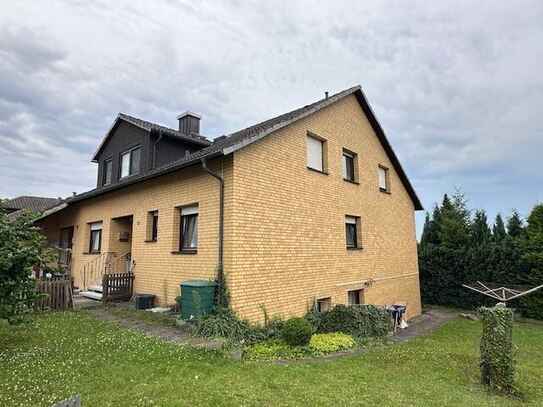 Mehrfamilienhaus mit 3 Wohnungen, zentrale Lage, Balkon, 1 Garage, Stellplätze *PV-Anlage*;