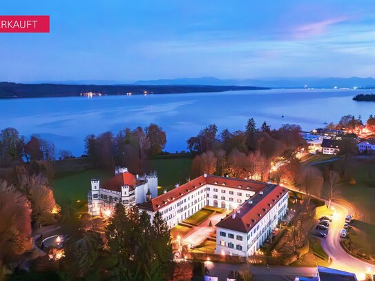 Zuhause im Schloss mit privatem Seezugang. Traumhafte Wohnung mit Atelier.