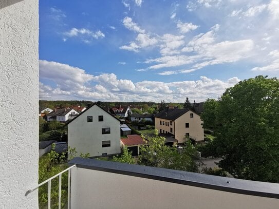 Sanierte und Helle 4-Zimmer-Wohnung mit großem Balkon ....!