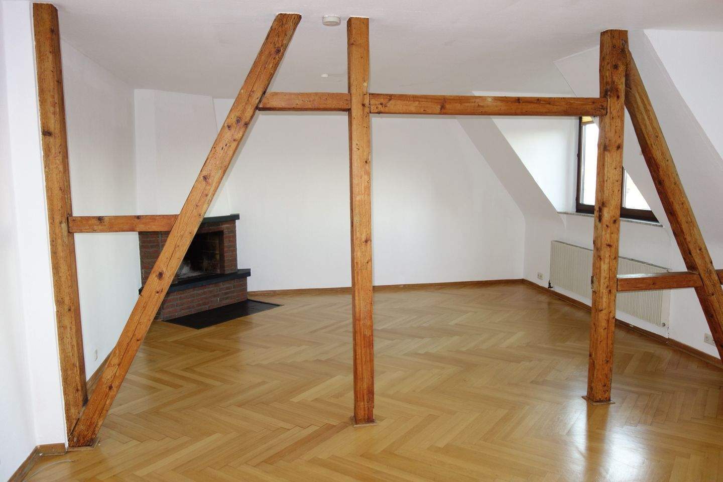 URDENBACH ALTBAU BEZUGSFREI KAMIN PARKETT GROßE KÜCHE GROßES BAD GROßER BALKON + 50 QM SPITZBODEN