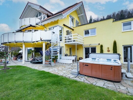 Traumhafte Villa mit drei erstklassigen Wohneinheiten, Saunen, Außenpool, Whirlpool und PV-Anlage.