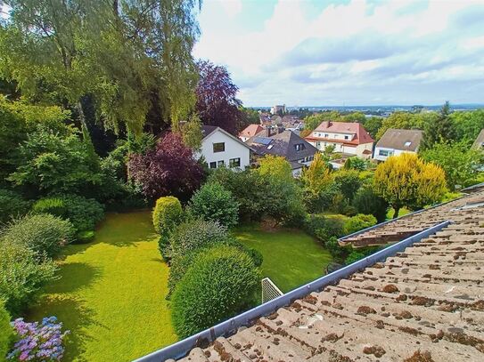 VERMITTELT ... Dachgeschoß-Wohnung mit Blick über die Stadt !