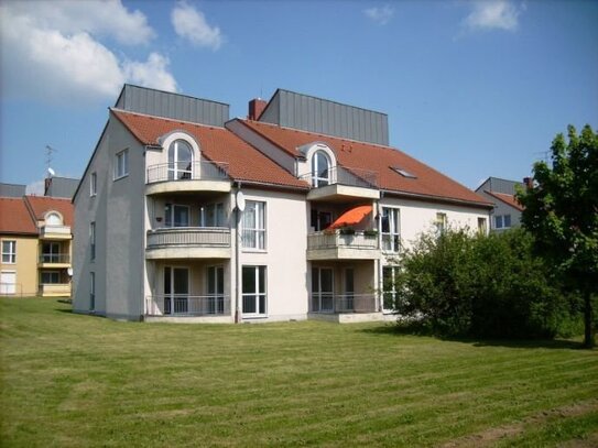 Schöne Wohnung, Laminat, mit Balkon und PKW-Stellplatz