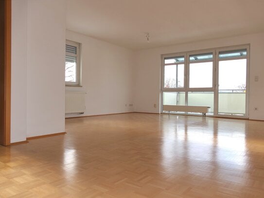 3 Zimmerwohnung mit Balkon, EBK und Garage