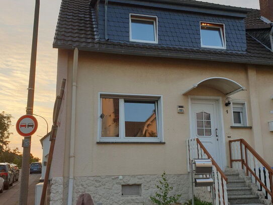 Modernisiertes Einfamilienhaus mit kleinem Garten und Garage - Reihenendhaus in Köln-Widdersdorf