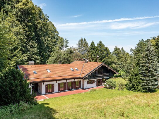 Traditionelle Landhausvilla mit traumhaftem See- und Bergblick.