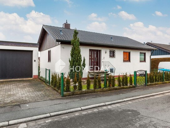 Attraktives Einfamilienhaus mit Einliegerwohnung und Blockbohlenhaus in Adelsdorf