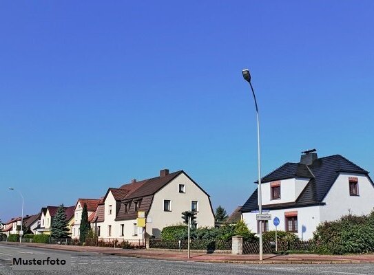 2-Familien-Doppelhaushälfte mit Garage und Carport