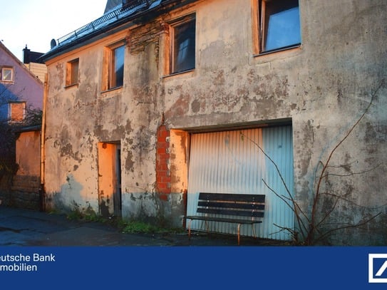 Restaurationsbedürftiges Haus mit Grundstück