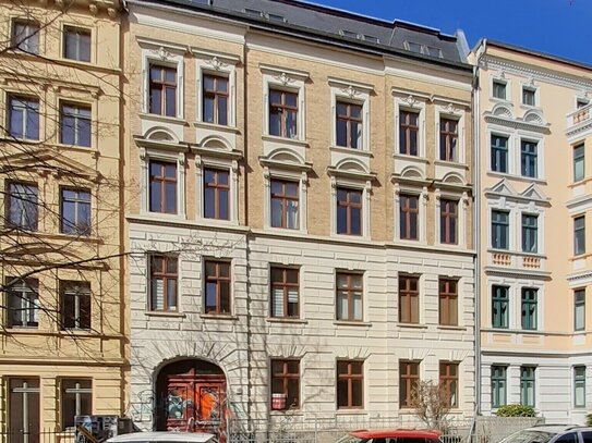 saniert! 2 Zimmer, Balkon, Tageslichtbad mit Wanne, neue Einbauküche