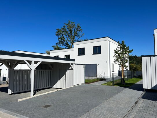 Siegblick inklusive! Neubau-Doppelhaushälfte mit Garten, Einliegerwohnung, Carport, Stellplatz und zwei Terrassen in To…