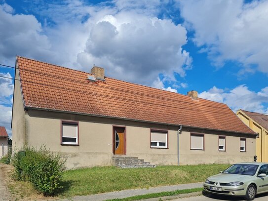 Hohenlandin: Einfamilienhaus mit großen Nebengebäuden und Garage auf 2300 m² Grundstück.