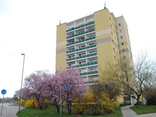 Merseburg-geräumige 3-Zi-Wohnung mit großem Balkon, Laminat und Lift!