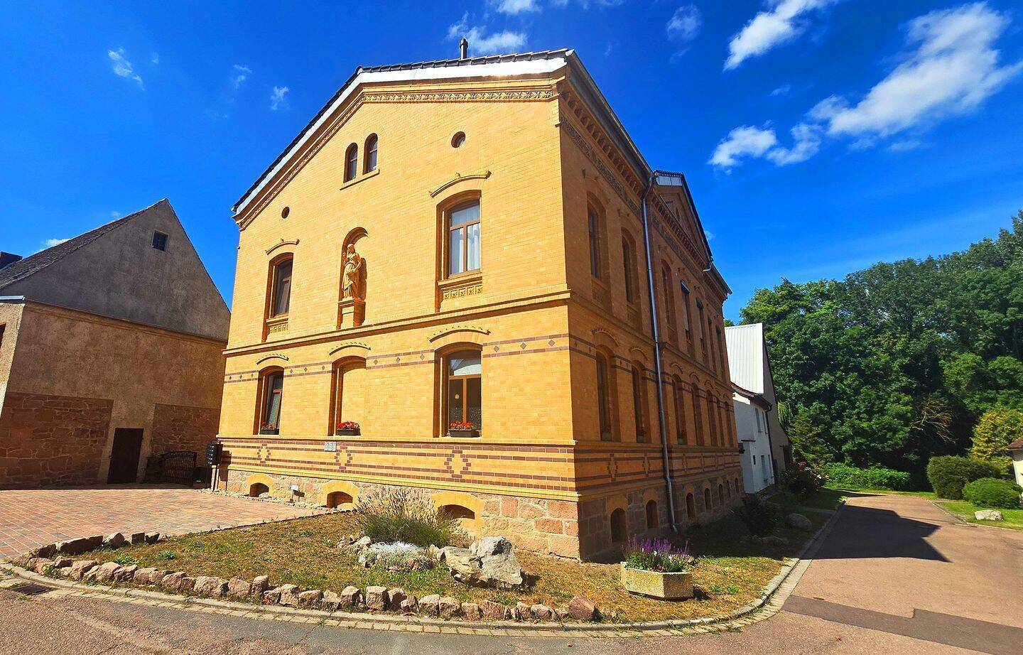                                                               Historischer Charme trifft modernen Komfort - 2 Zimmer mit Lift, Stellplatz &amp; N&hellip;                                                       in Petersberg (Fulda)