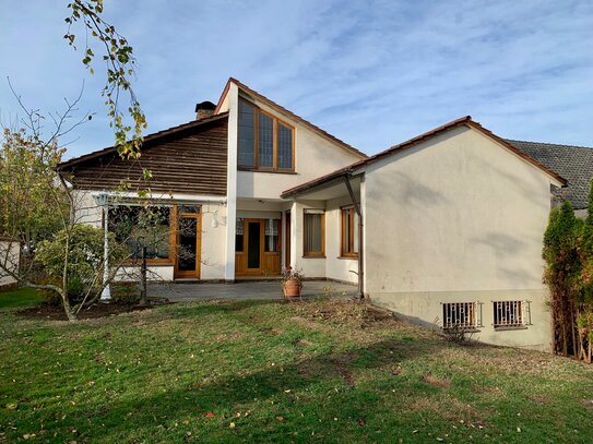 Herrschaftliches Architekten-Haus mit stilvollem Raumangebot, Terrasse, Garten und Garage