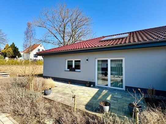 barrierefreie Bungalow-Doppelhaushälfte - Terrasse, Fußbodenh., bodengl. DU, Wanne, Carport uvm.