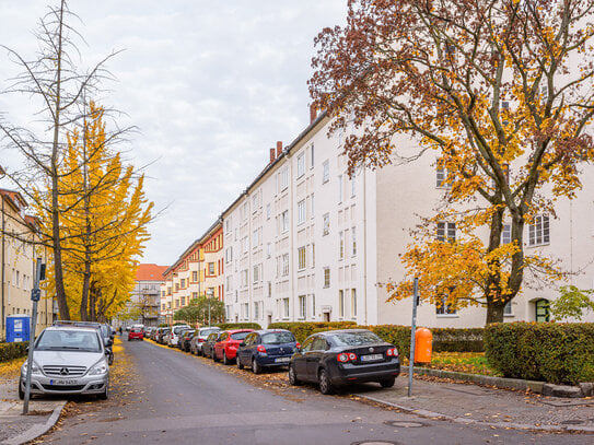 Vermietete 3-Zi.-Altbauwohnung mit Balkon als KAPITALANLAGE in Tempelhof