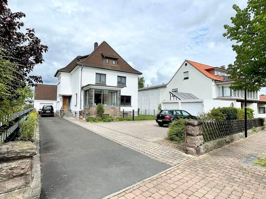 Große Villa Einfamilienhaus mit Nebengebäude und großem Garten