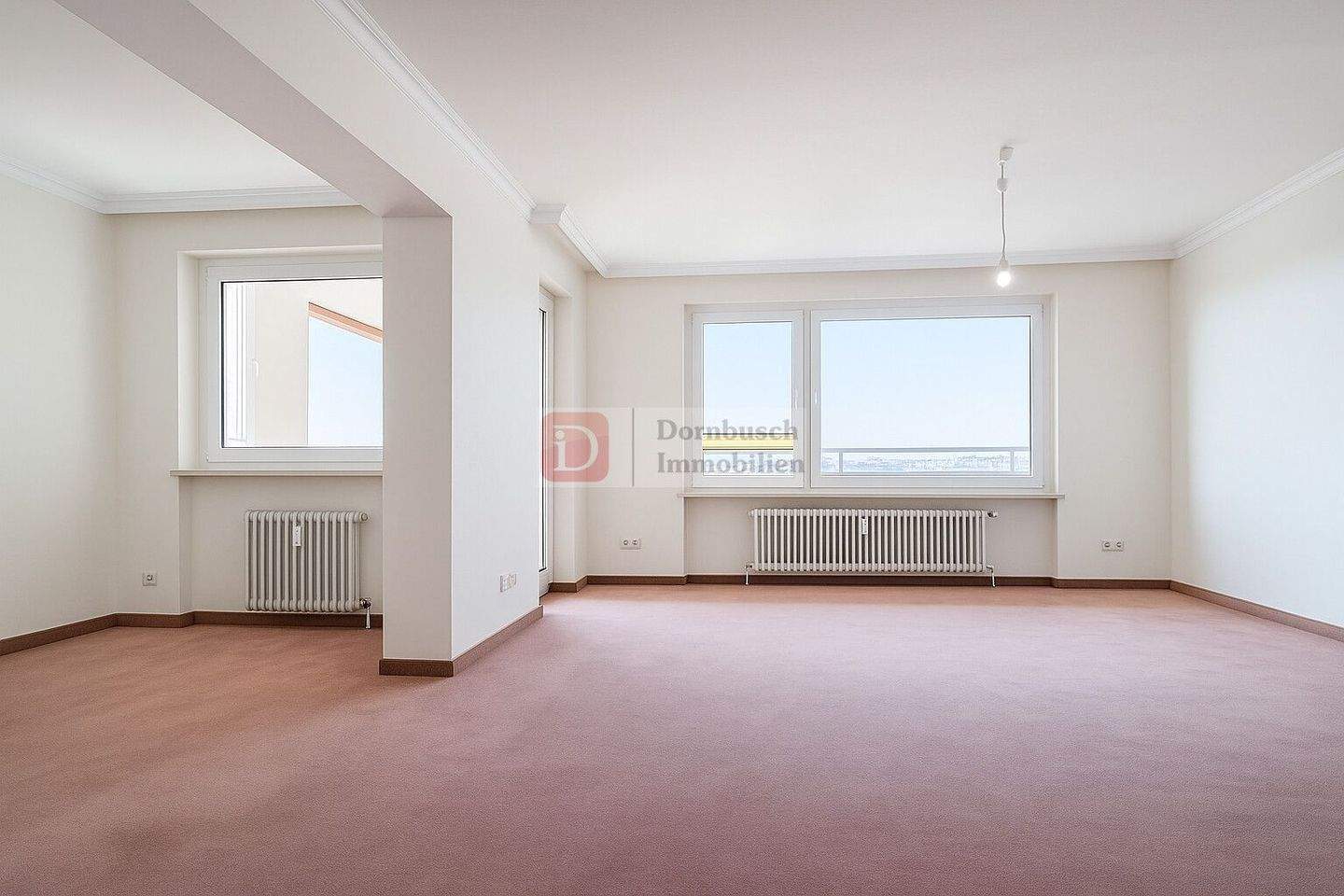 Top!! 4 Zimmer Wohnung mit Tiefgaragenstellplatz, Einbauküche und Loggia