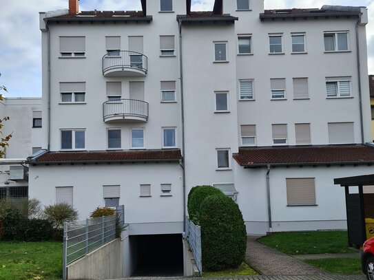 Moderne große 3 Zimmerwohnung mit EBK., großer Loggia, Aufzug, 1 TG.Pl. u. 1 Außen-St/Pl.