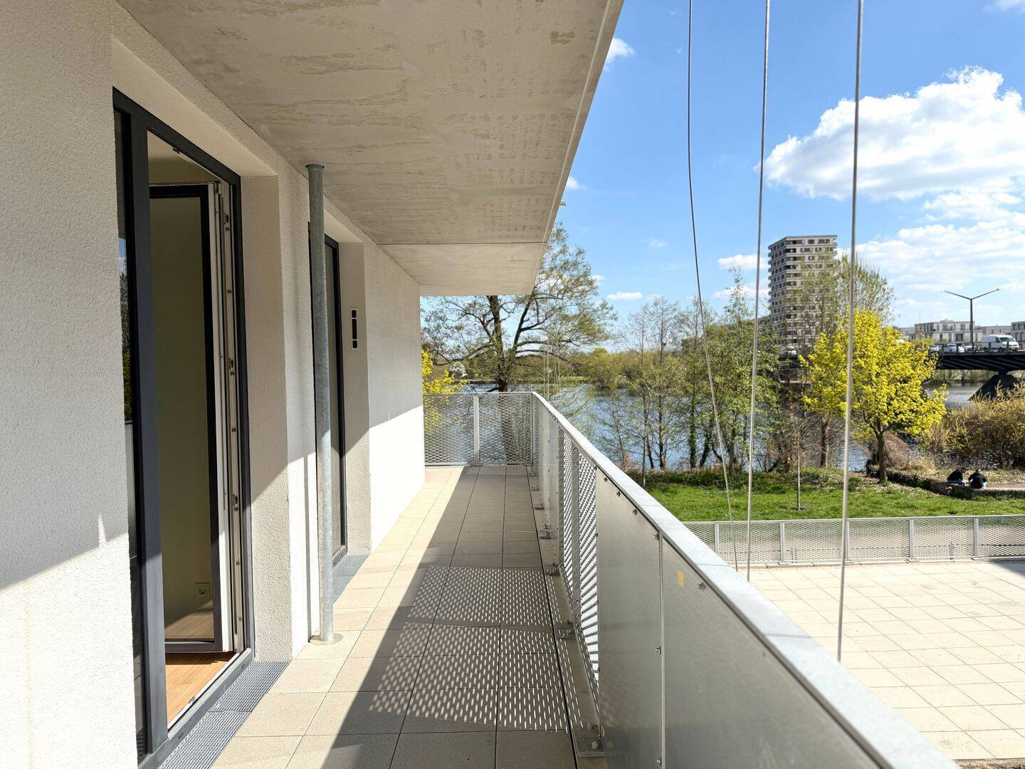 Direkter Wasserblick- 2-Zimmer-Wohnung mit großzügigem Balkon - Foto 1