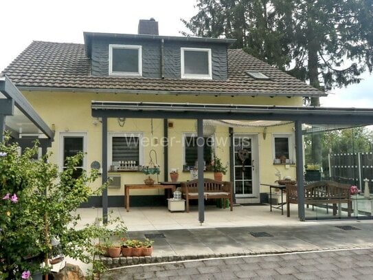 Modernisiertes, freistehendes Wohnhaus mit schöner Terrasse, Garten, Doppelcarport in Zentrumslage