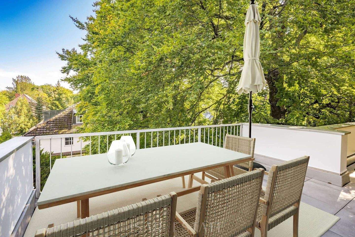 Toplage am Isarhochufer: Lichterfüllte, renovierte 2-Zimmer-Wohnung mit Dachterrasse