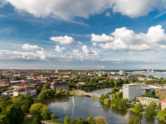 Unverbaubarer Weitblick über die Stadt. Einzigartige Gestaltung in Loftcharakter.