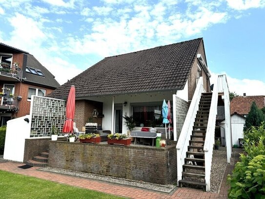 Großzügiges Einfamilien- oder Mehrgenartionenhaus mit überdachter Terrasse, Balkon, Garage und Carport.