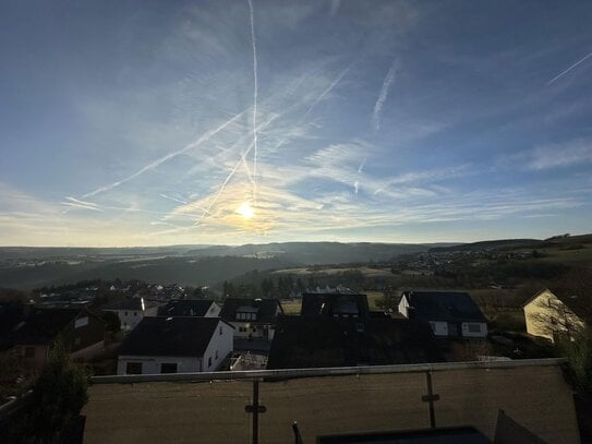 Begehrte Höhenlage: Korlingen - Maisonettewohnung mit toller Aussicht - Küche+Balkon+Stellplatz