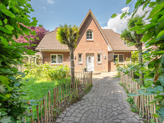 Ankommen und Wohlfühlen - in diesem sonnigen Einfamilienhaus mit idyllischem Grundstück