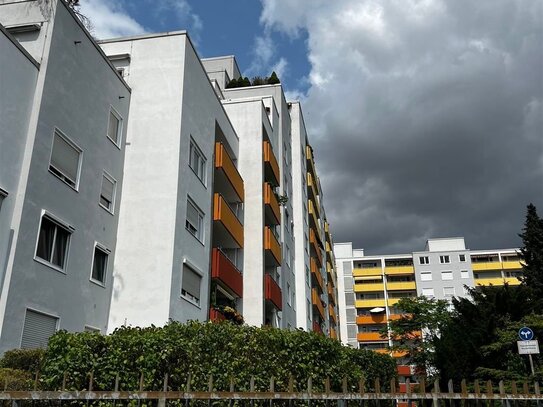 Helle Obergeschosswohnung mit Dachterrasse, Loggia und traumhaftem Fernblick - Tiefgaragenstellplatz