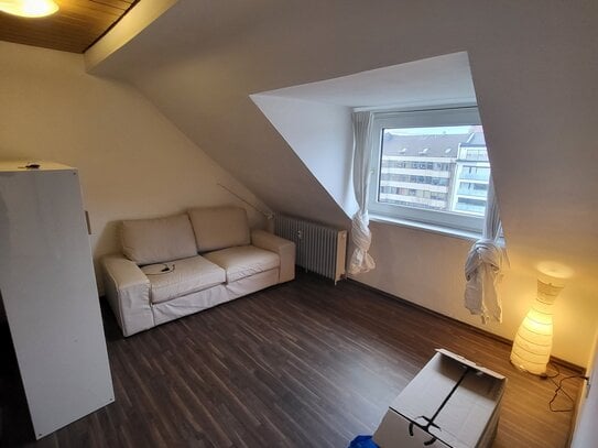 Lichtdurchflutete 2,5 Zimmer Altbauwohnung mit Balkon