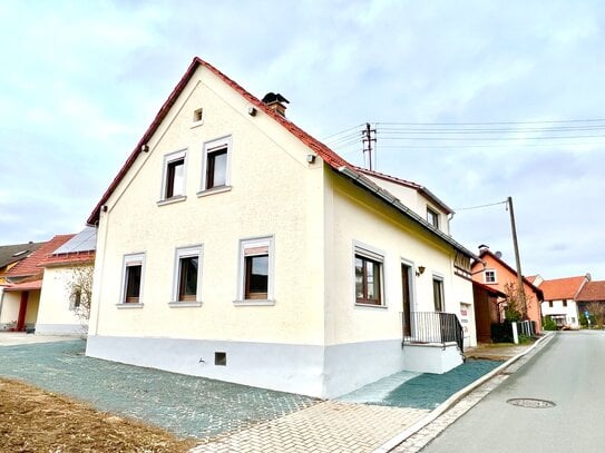 sofort bezugsfähiges 7 Zimmer EFH, 144qm Wfl. + viel Stauraum, geschützte Terrasse, Stellplätze, kleine Garage, extra G…