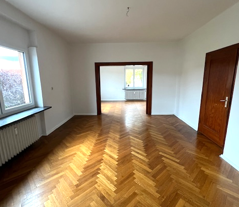 große sonnige Altbau-Wohnung mit Parkett