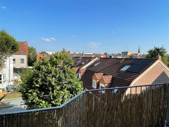 VERKAUFT! Dreizimmerwohnung mit versetzten Ebenen mit Blick über die Dächer der Neustadt!