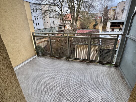 ==3.Zimmer-Wohnung mit Balkon, Einbauküche, Kamin & Bad mit Wa/Du und Fenster==